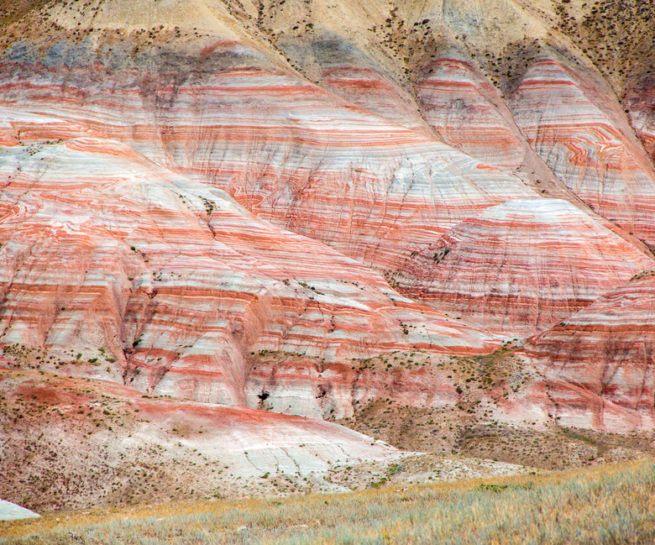 Red mountain in Khizi